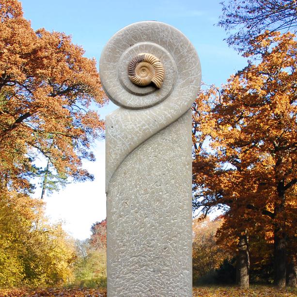 Besonders Grabdenkmal fr ein Urnengrab mit Fossil in einer Spirale - Tadema